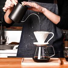 Barista rót cà phê bằng bình cổ ngỗng