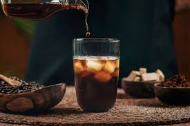 Ly Cold Brew trong veo, nhiều đá viên.